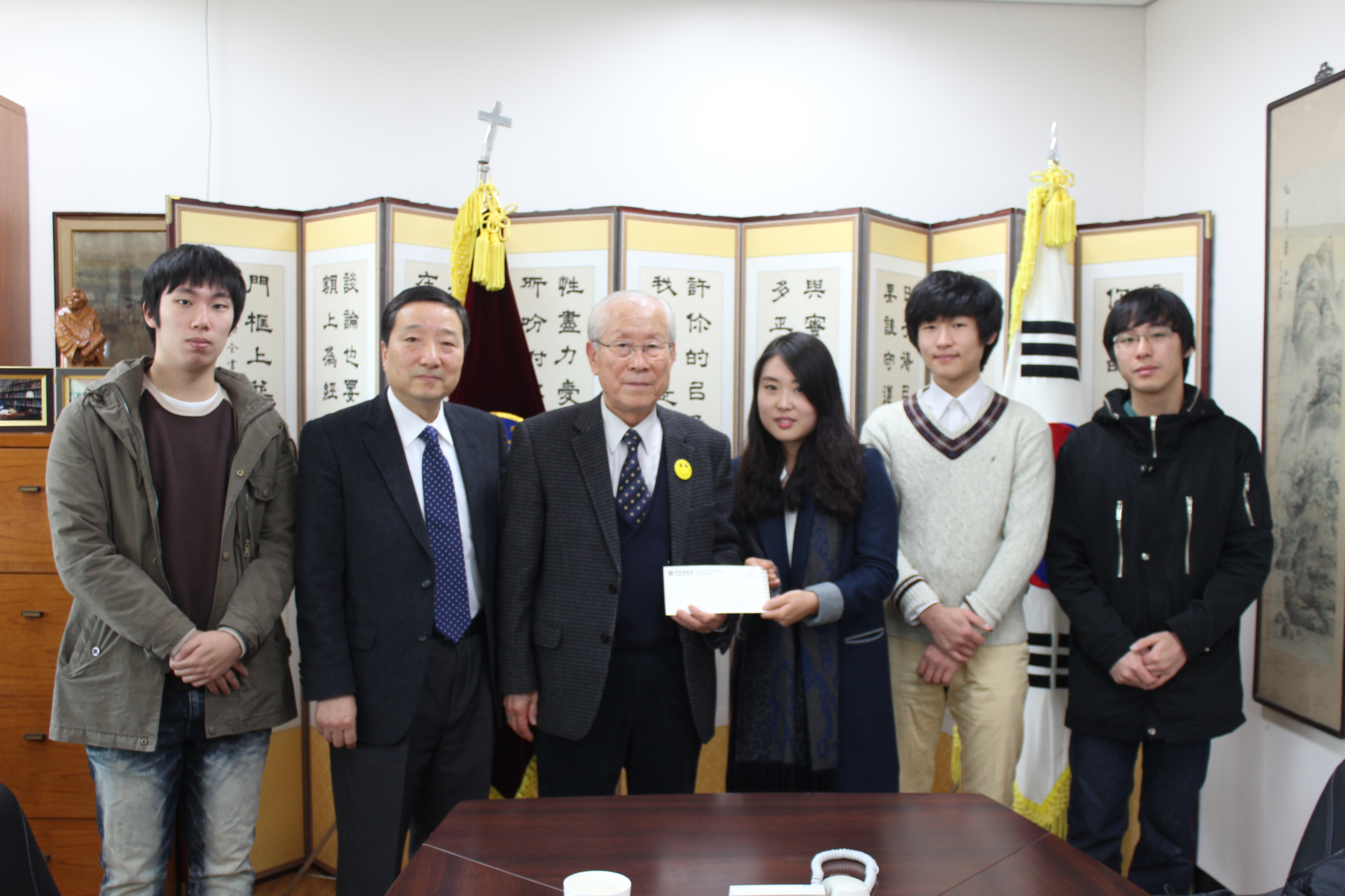 3)12학년 신학과 재학생 1004운동 성금전달.JPG